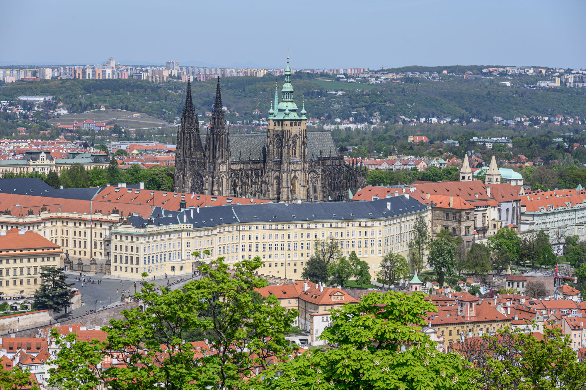 blick-vom-aussichtsturm-petrin-auf-die-prager-burg